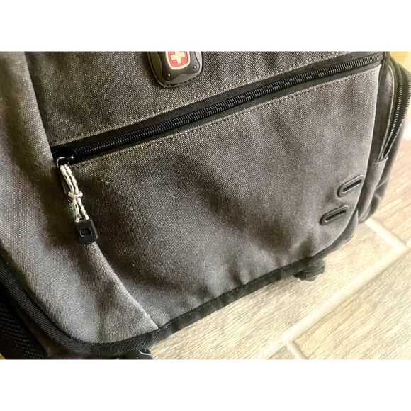 SwissGear Zinc DSLR Camera Messenger Bag in GREAT CONDITION - Picture 2 of 6